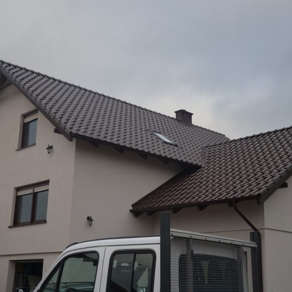 Pokrycie dachu dachówką Röben Monza Plus w kolorze Madura, harmonizującym z elewacją.